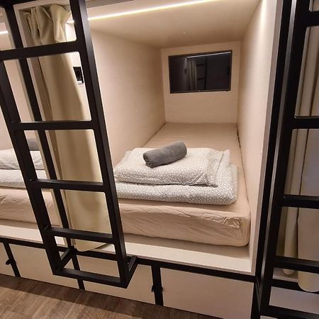 Cabin Hostel リュブリャナ エクステリア 写真