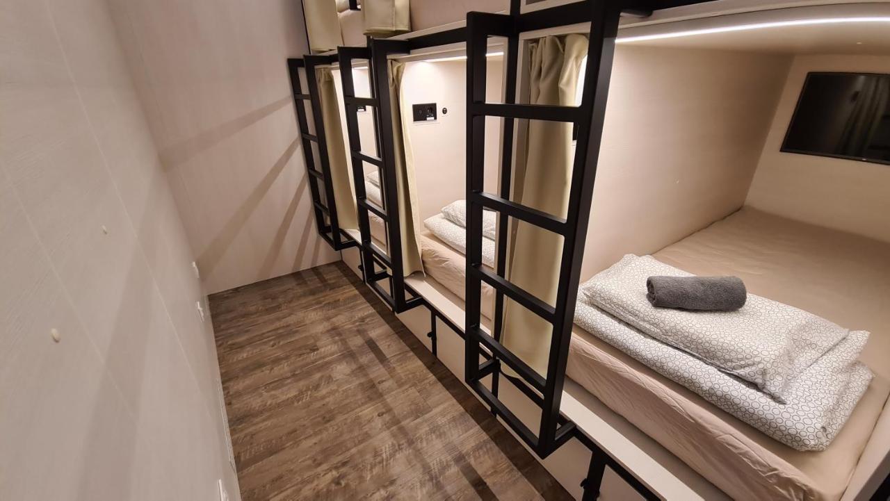 Cabin Hostel リュブリャナ エクステリア 写真
