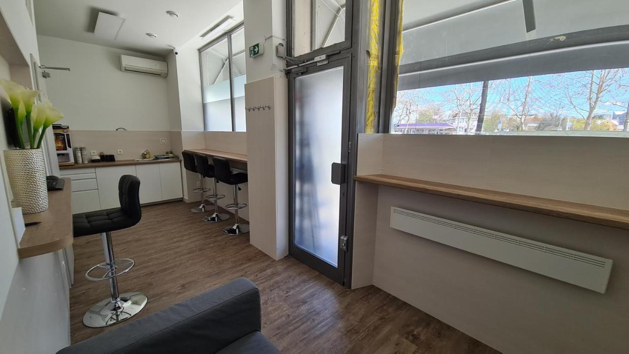 Cabin Hostel リュブリャナ エクステリア 写真